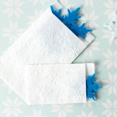 10 mini Papiertüten / Tütchen mit Schneeflocken - weiß