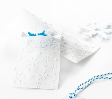10 mini Papiertüten / Tütchen mit Schneeflocken - weiß