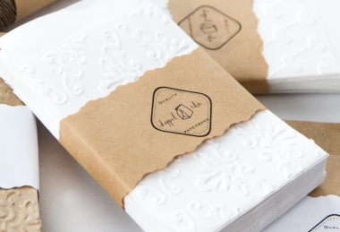 10 DAMAST "Freudentränen" Kraftpapier Tütchen mit prägung - weiß