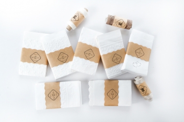 10 mini "Freudentränen" Kraftpapier Tütchen mit Herz Prägung - braun