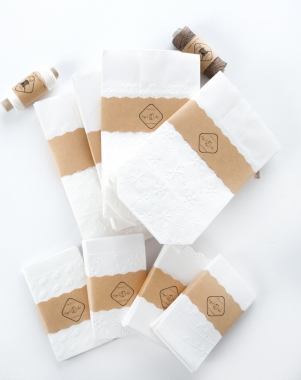 10 mini "Freudentränen" Kraftpapier Tütchen mit Herz Prägung - braun