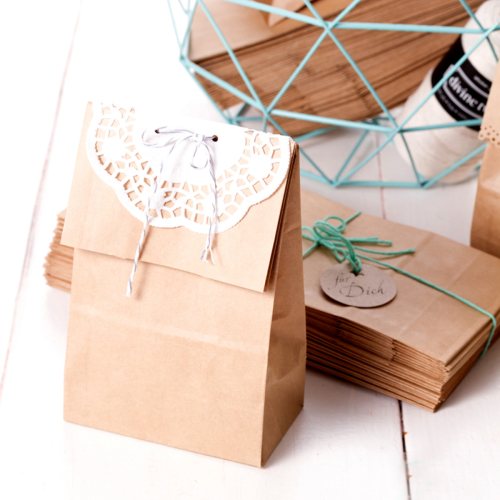 Geschenk Set : 10 Papiertüten mit  Spitzendeckchen und Dekogarn