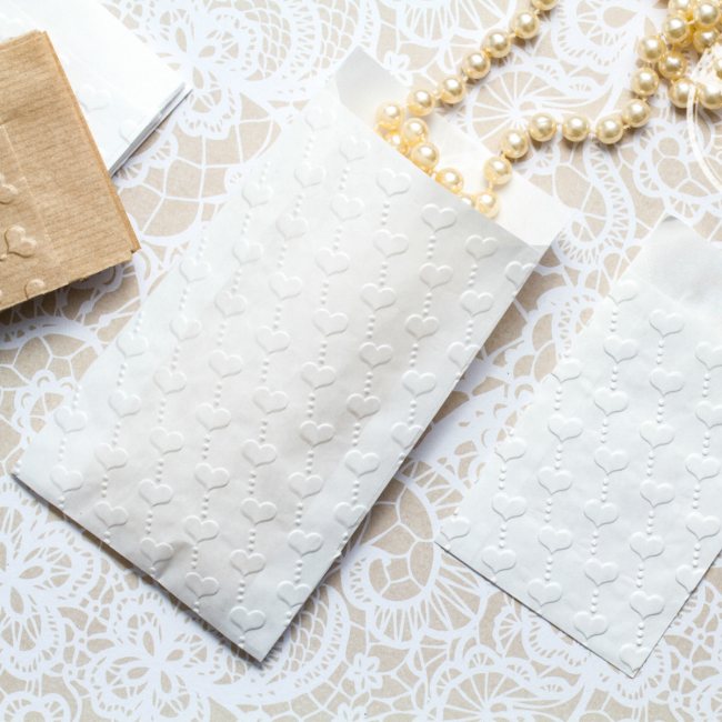 10 Papiertüten mit wunderschöner "HERZ" Prägung WEIß