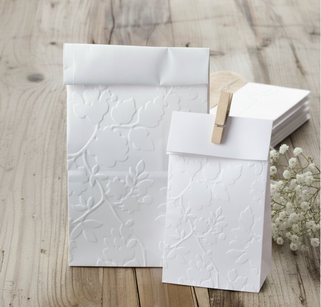 10 Weiße Geschenktüten geprägt mit FLORAL Muster