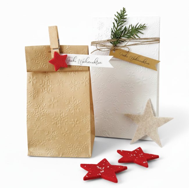 10  Geschenktüten mit Schneeflocken Prägung / weiß und braun / Papiertüten