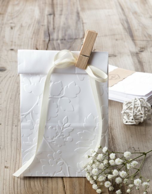 10 Weiße Geschenktüten geprägt mit FLORAL Muster