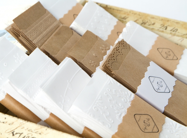 10 mini "Freudentränen" Kraftpapier Tütchen mit Herz Prägung - braun