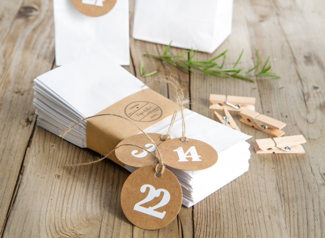 72er Set: ADVENTSKALENDER Papiertüten + Zahlen Anhänger + Holzklammern - Weiß