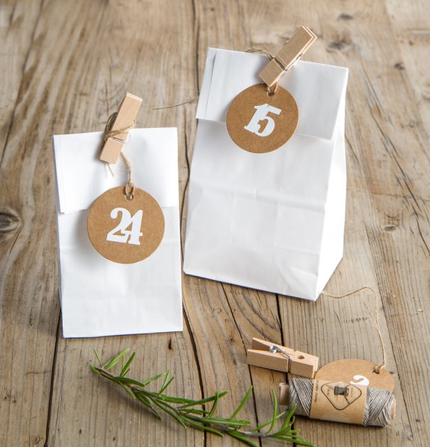 72er Set: ADVENTSKALENDER Papiertüten + Zahlen Anhänger + Holzklammern - Weiß