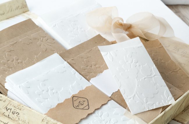 10 "Freudentränen" Papier Tütchen mit FLORAL prägung - weiß