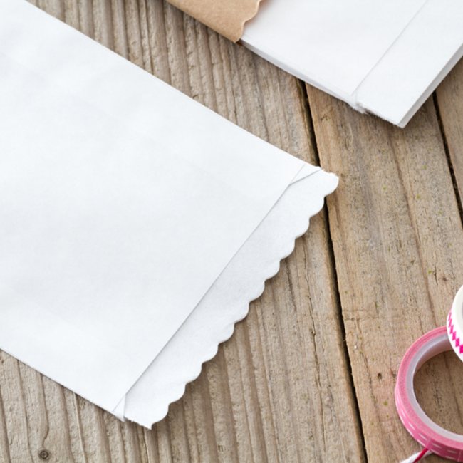 10 Weiße Papiertüten / Flachbeutel  "SCALLOP"